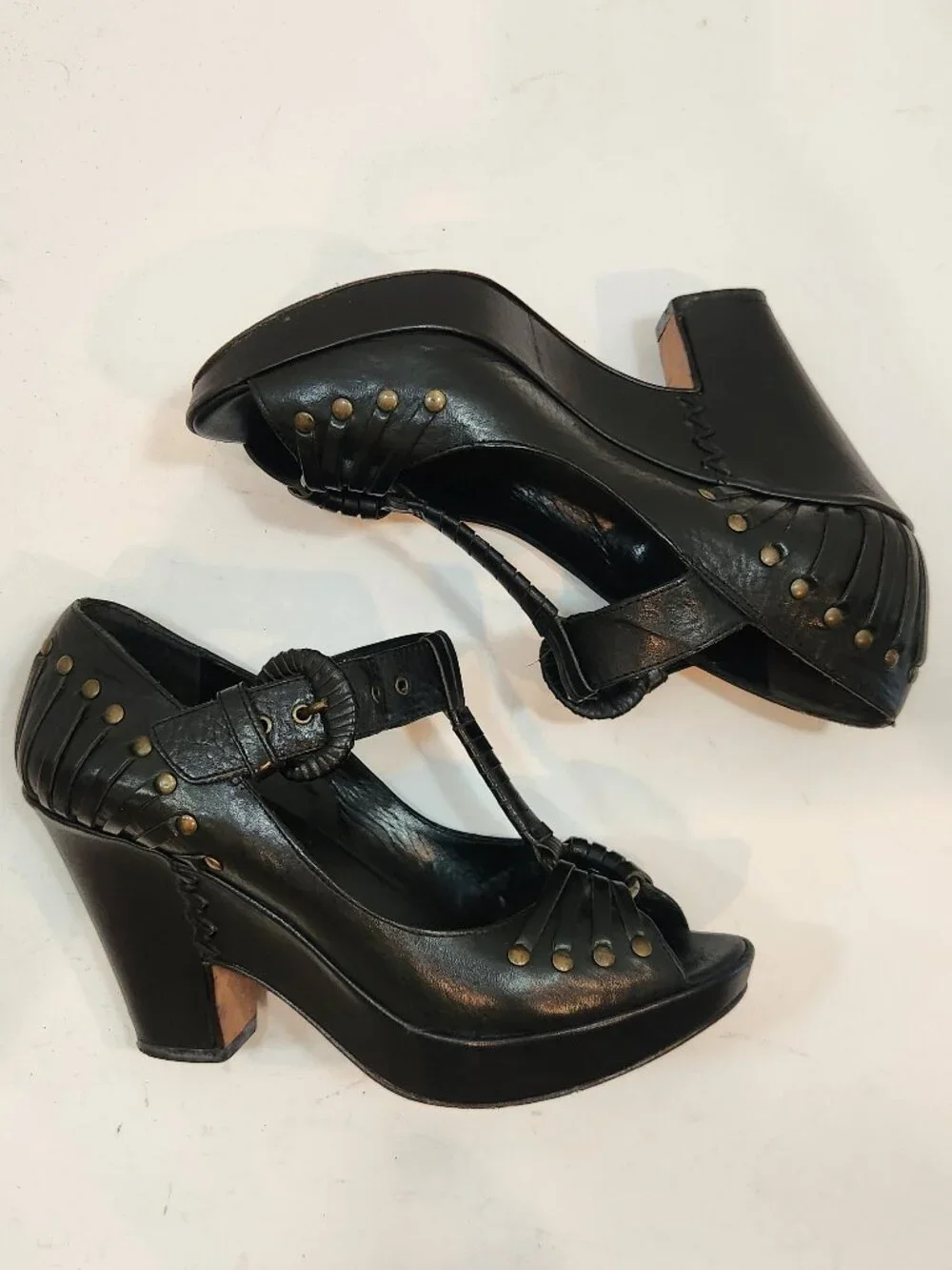 Frye Joy Black Leather Studded T-Strap Platform Sandals Made in Brazil Size 7B
